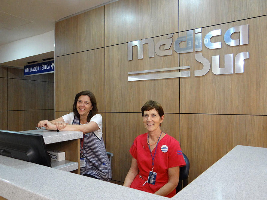 Dos voluntarias de Mdica Sur en recepcin del hospital