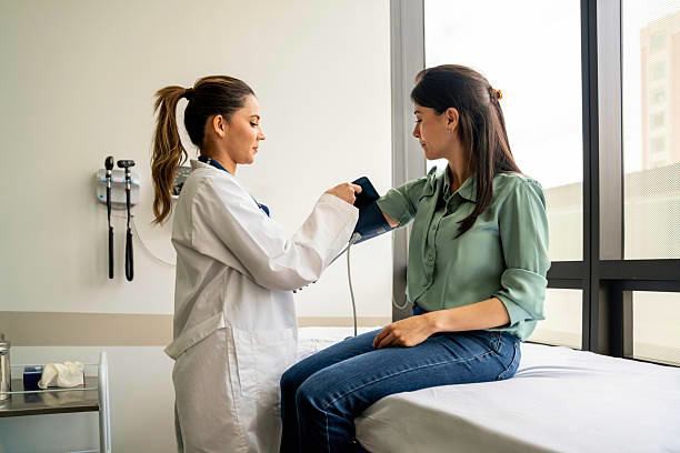 Médica realizando valoración diagnóstica