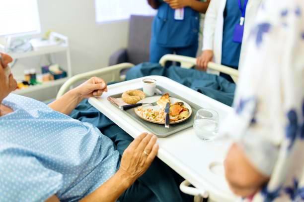 Paciente con bandeja de alimentos