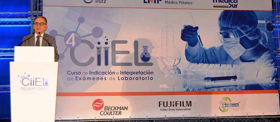 El Dr. Misael Uribe durante su exposición en el cuarto CIIEL