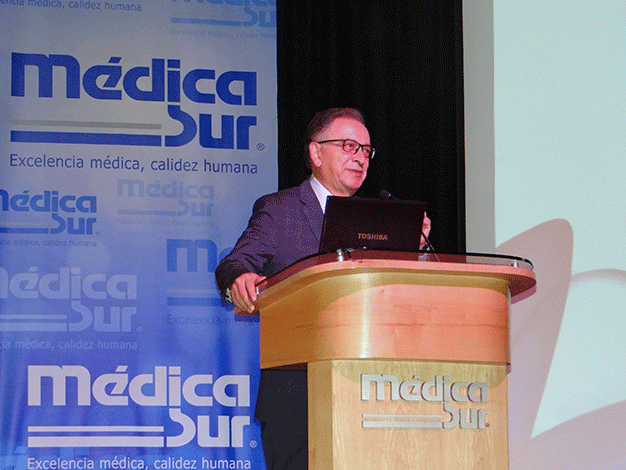 Misael Uribe inaugurando el quinto congreso de avances en obstetricia